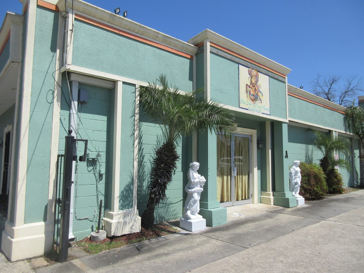 Frenchmen Street in Faubourg Marigny — the live-music corridor frequented by locals and experienced visitors.